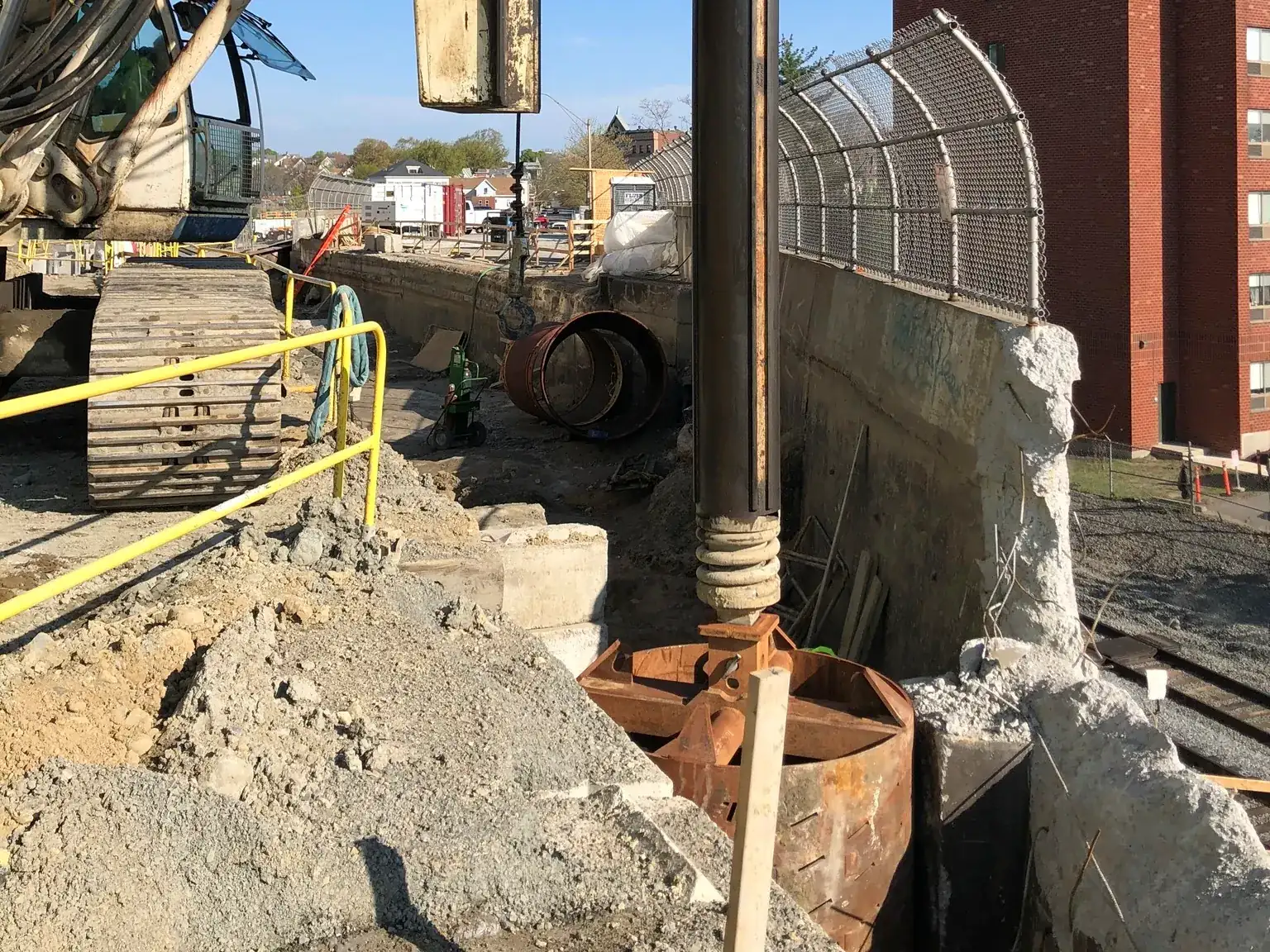 Kelly bar ve muhafaza borusu ile fore kazık delgisi