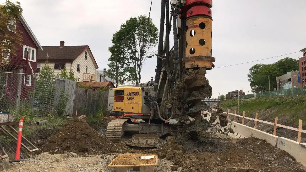 Fore kazık delgi makinesi ile kazık kuyusu açılması